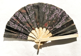 Kleurrijke waaier. Bamboe met batik stof. 21 cm.