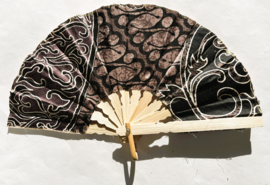 Kleurrijke waaier. Bamboe met batik stof. 21 cm.
