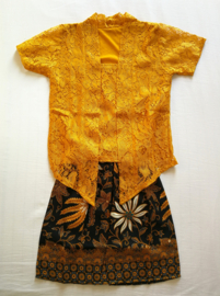 Complete luxe authentieke Balinese kebaya set. Maat 128.