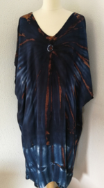 Schitterende oversized tie dye kaftan. Nachtblauw/bruin/wit. Onze Size.