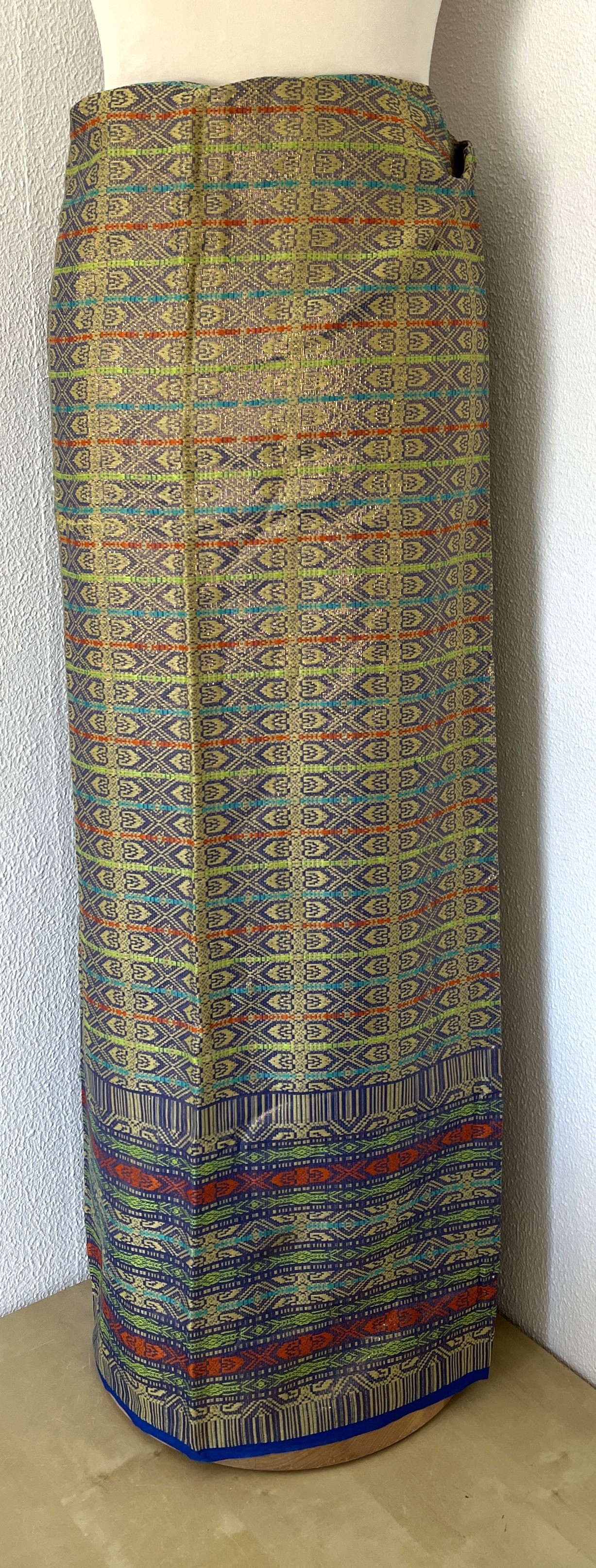 Kain Songket. Geweven gouddraad sarong. Complete set met selendang