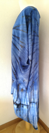 Schitterende oversized tie dye kaftan met unieke print.  Aangeknipte mouw en a-symetrische zoom. Lang model. Bosbesblauw met zwart. Bovenwijdte 168 cm, lengte voor 103 cm, lengte achter 126 cm. 100% rayon.