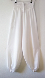 Broek Bohemian effen wit.  Maat 36 t/m 42.