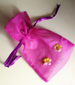 Handgemaakt cadeau zakje paars. Met opgenaaide Bali frangipani bloemetjes.