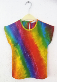 Prachtig handwerk van eigen label. Vrolijk regenboog shirtje. Gemaakt van speciale BingBatik. Sluit met knoopje achter. Maat  98-110   (3-5 jaar). 100% rayon, machinewas op 30  graden.