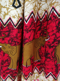 Broek olifant/symbolen rood. Met breed elastiek in taille/ heupband, sierkoordje aan voorzijde, opgestikt zijvakje en elastiek in enkels. Binnenbeenlengte 80 cm. Heupwijdte tot 1.20 m, taille tot max 90 cm. 100% rayon.