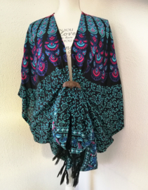 Sarong vest pauw blauw/zwart/multi.  Symbool van onsterflijkheid. 100% rayon, met sarong knoop.