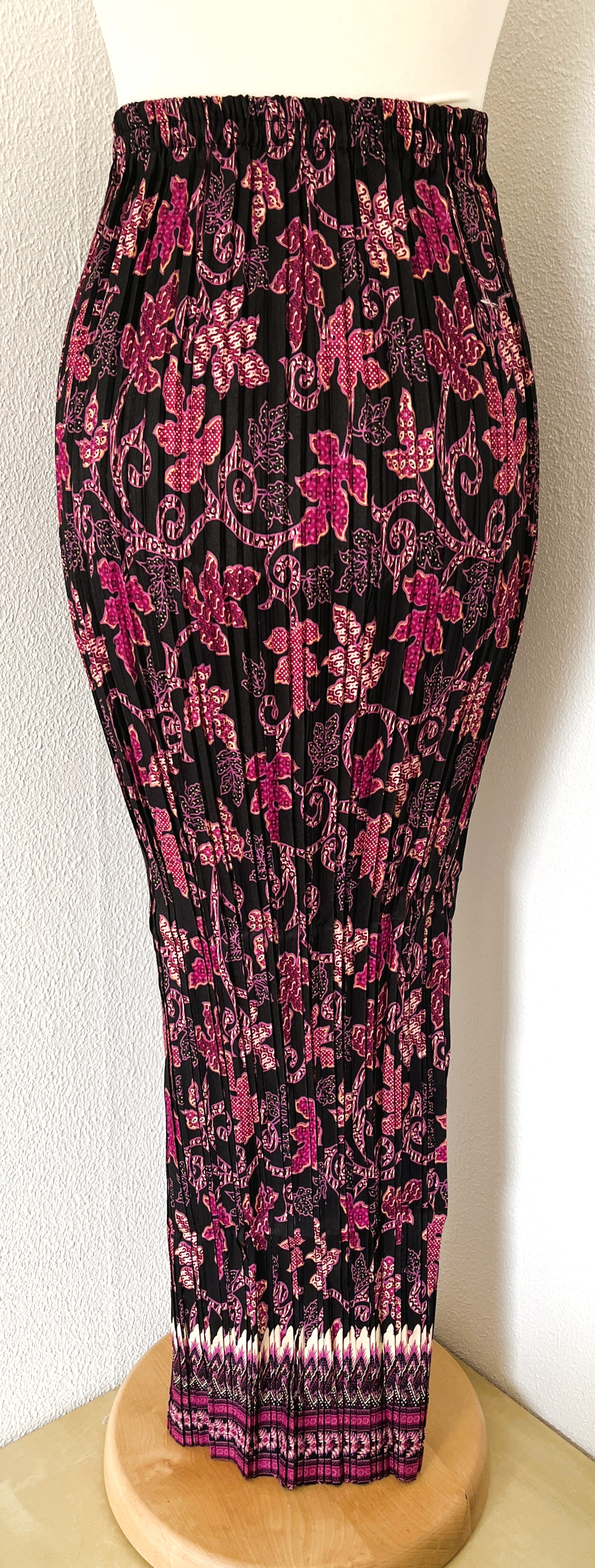 Batik uit Java. Authentieke rok plissé. Maatbereik 36 t/m 40.