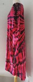 Schitterende oversized tie dye kaftan. Rood/zwart/zand met een spoortje wit. One Size.