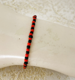 Uit het atelier van Puck. Armbandje rood/zwart.