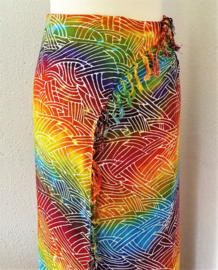 Regenboog sarong XL. Uit de Busana Agung collectie en gemaakt met de BingBatik techniek uit Indonesie. 117 x 180cm. 100% rayon. Wasbaar op 30 graden. Met sarongknoop.