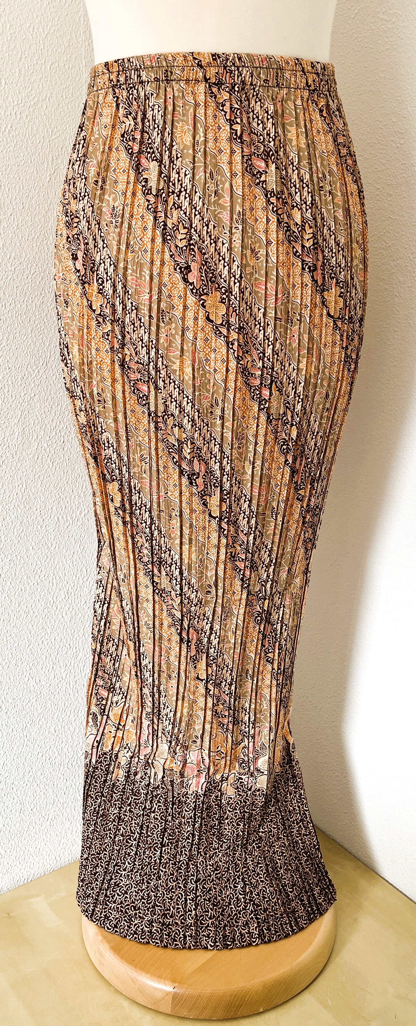 Batik uit Java. Authentieke rok plissé. Maatbereik 42/44.