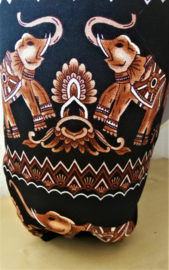 Broek 'Elephant dream', zwart/roest. Met breed elastiek in taille (88 cm)/ heupband (heup 140 cm), sierkoordje voorzijde, opgestikt zijvakje en elastiek in enkels. Ruimvallende pijp en normaal kruis. 100% rayon. Binnenbeenlengte 77 cm. Maat 44 t/m 46.