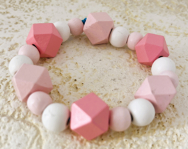 Armband met houten kralen. Uit Ana's atelier.