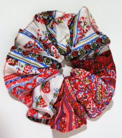 Collectors item van eigen label. Batik wokkel/scrunchie 1001 nacht rood/wit.  Voor paardenstaart, vlecht of knot.