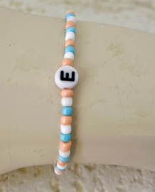 Uit het atelier van Puck. Naam armbandje  'E'.