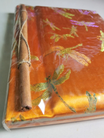 Opschrijfboek oranje. Ongebleekt rijstepapier met schitterende velourse stoffen kaft 20x23x1,5 cm.
