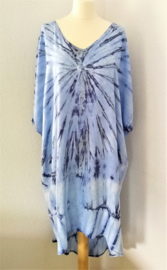 Schitterende oversized tie dye kaftan, zacht blauw met grijs. One Size.