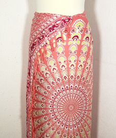 Sarong pauw, zalm/multi. Symbool van onsterfelijkheid.