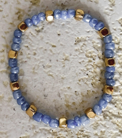 Uit het atelier van Ana. Armbandje babyblauw/goud.