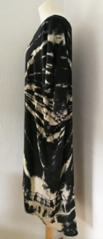 Schitterende oversized tie dye kaftan met unieke print, zwart/room.  Aangeknipte mouw en a-symetrische zoom. Lang model. Bovenwijdte 170 cm, lengte voor 102 cm, lengte achter 123 cm. 100% rayon.