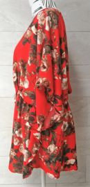 Balinees tuniek jurkje, dé 2023 trend in Indonesie. Bali flower rood/multi. One Size tot maat 58.