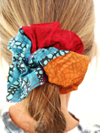 Schitterende batik wokkel/scrunchie. Voor paardenstaart, vlecht of knot. Met dubbelzijdige batik print.