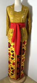 Weergaloos authentieke Balinese set. Maat 40.