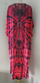 Schitterende oversized tie dye kaftan. Rood/zwart/zand met een spoortje wit. One Size.