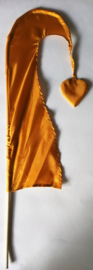 Umbul Umbul vlaggetje caramel 56 cm. Umbul Umbul betekent 'staart van de draak'. De vlag wordt in de grote versie van 3 meter ter bescherming gebruikt bij Balinese ceremonies. De onderkant van de vlag vrij moet hangen, om boze geesten te weren.