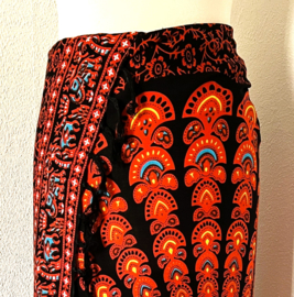 Sarong pauw, zwart/rood/multi.  Symbool van onsterfelijkheid.