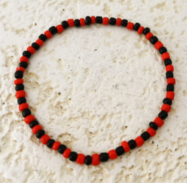 Uit het atelier van Puck. Armbandje rood/zwart.
