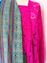 Luxe en authentieke traditionele Balinese set. Maat 54.