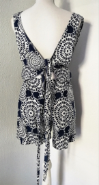 Korte zomerse mouwloze jumpsuit 'Mandala'.  Maat 36 t/m 40.