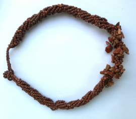 Schitterend necklace bruin, gedraaid bewerkt met kleine kraaltjes en steentjes. Lengte 50 cm en verstelbaar in drie maten.