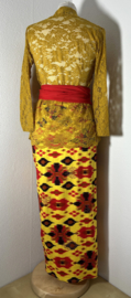 Weergaloos authentieke Balinese set. Maat 40.