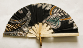 Kleurrijke waaier. Bamboe met batik stof 21,5 cm.