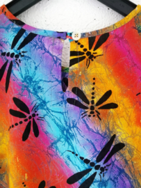 Regenboog libelle sarong shirtje/jurkje. Met aangeknipt mouwtje, zijsplitjes en knoopsluiting achter. Voor 7/9 jaar.