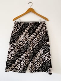 Short van authentieke Javaanse batik. Maat heren 52/54. Dames 44/46.