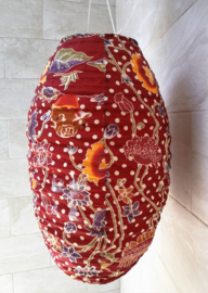 Prachtige ovaalvormige stoffen batik hanglamp. Fitting en snoer niet inbegrepen. Diameter 32 cm, 52 cm lang.