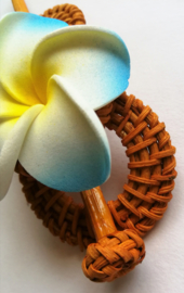 Knot speld. Bali rotan handwerk. Met blauwe frangipani bloem. 13,5 cm lang.