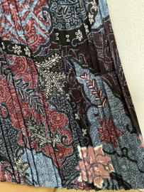 Batik uit Java. Authentieke rok plissé. Maatbereik 40/42.
