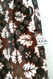 Short van authentieke Javaanse batik. Maat heren 48/50. Dames 40/42.