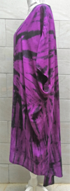 Schitterende oversized tie dye kaftan met unieke print.  Aangeknipte mouw en a-symetrische zoom. Lang model. Purple/zwart en een spoortje wit. Bovenwijdte 160 cm, lengte voor 100 cm, lengte achter 125 cm. 100% rayon.