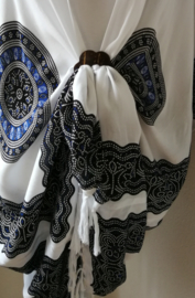 Sarong vest Mandala 'Circle of Life', hemelsblauw/ wit/zwart, kleur keelchakra. 100% rayon, met sarong knoop.