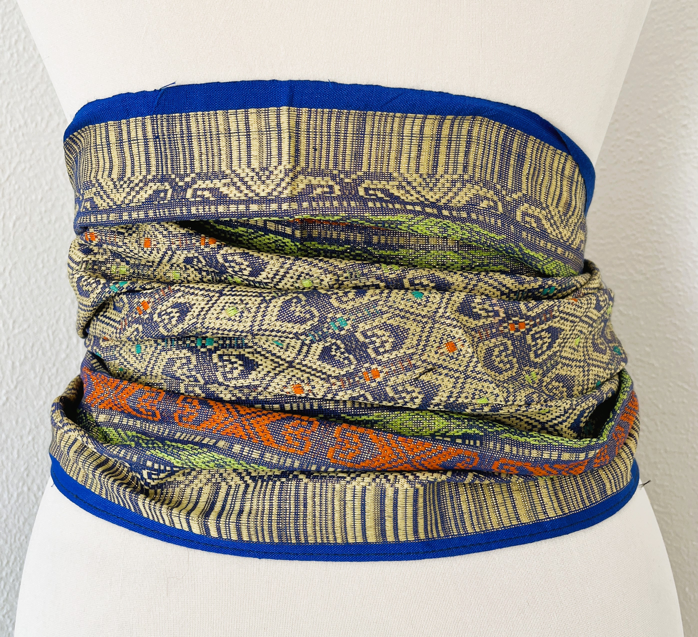 Kain Songket. Geweven gouddraad sarong. Complete set met selendang