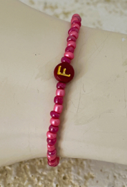 Uit het atelier van Puck. Naam armbandje  'F'.