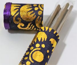 Koker van Harum Bali met 10  Cempaka (magnolia) incense sticks. Kleuren kokers kunnen varieren.