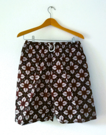 Short van authentieke Javaanse batik. Maat heren 48/50. Dames 40/42.