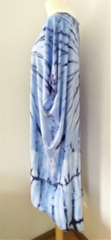 Schitterende oversized tie dye kaftan, zacht blauw met grijs. One Size.